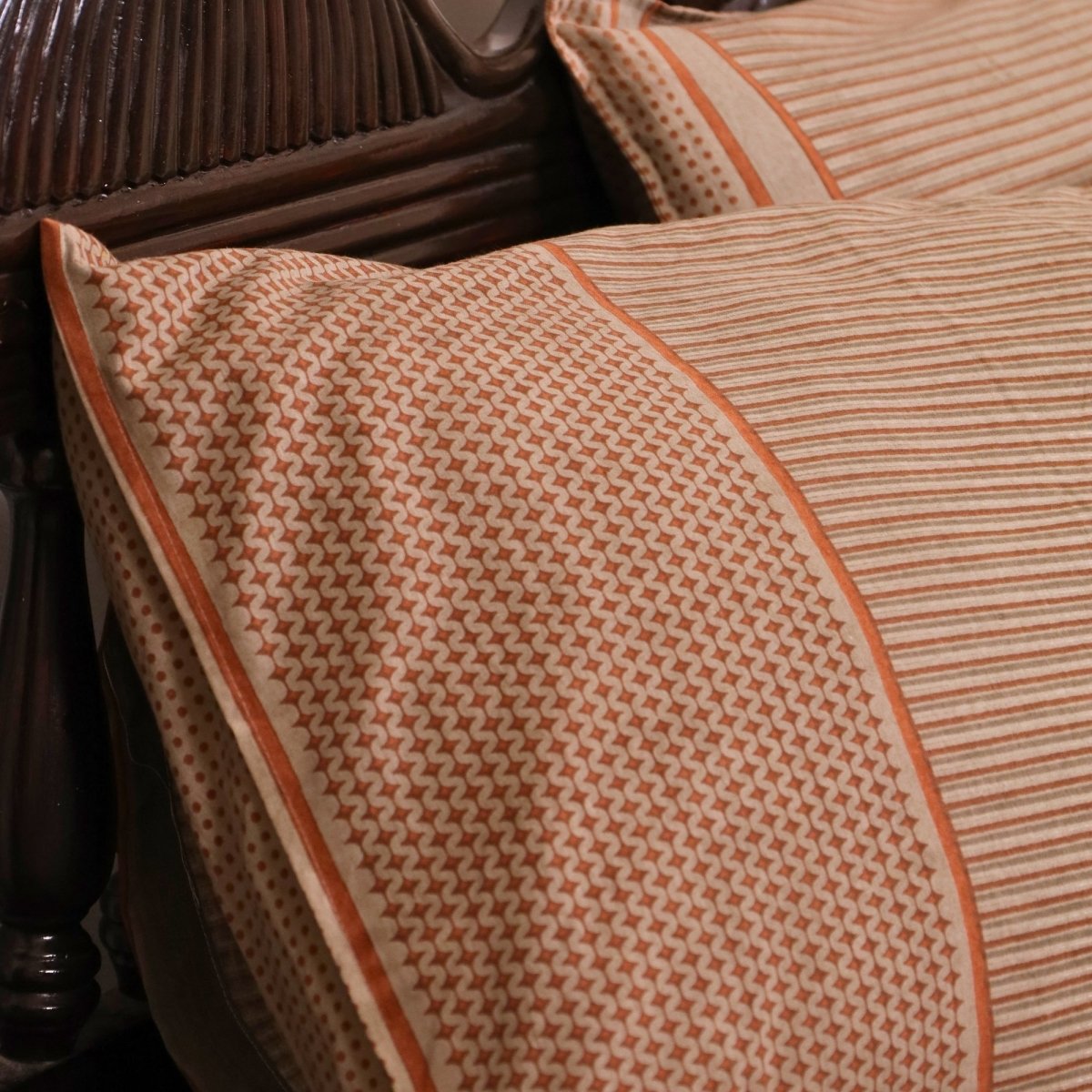 Cotton Bedsheet with Pillow Cover in Textured Taupe and Wine