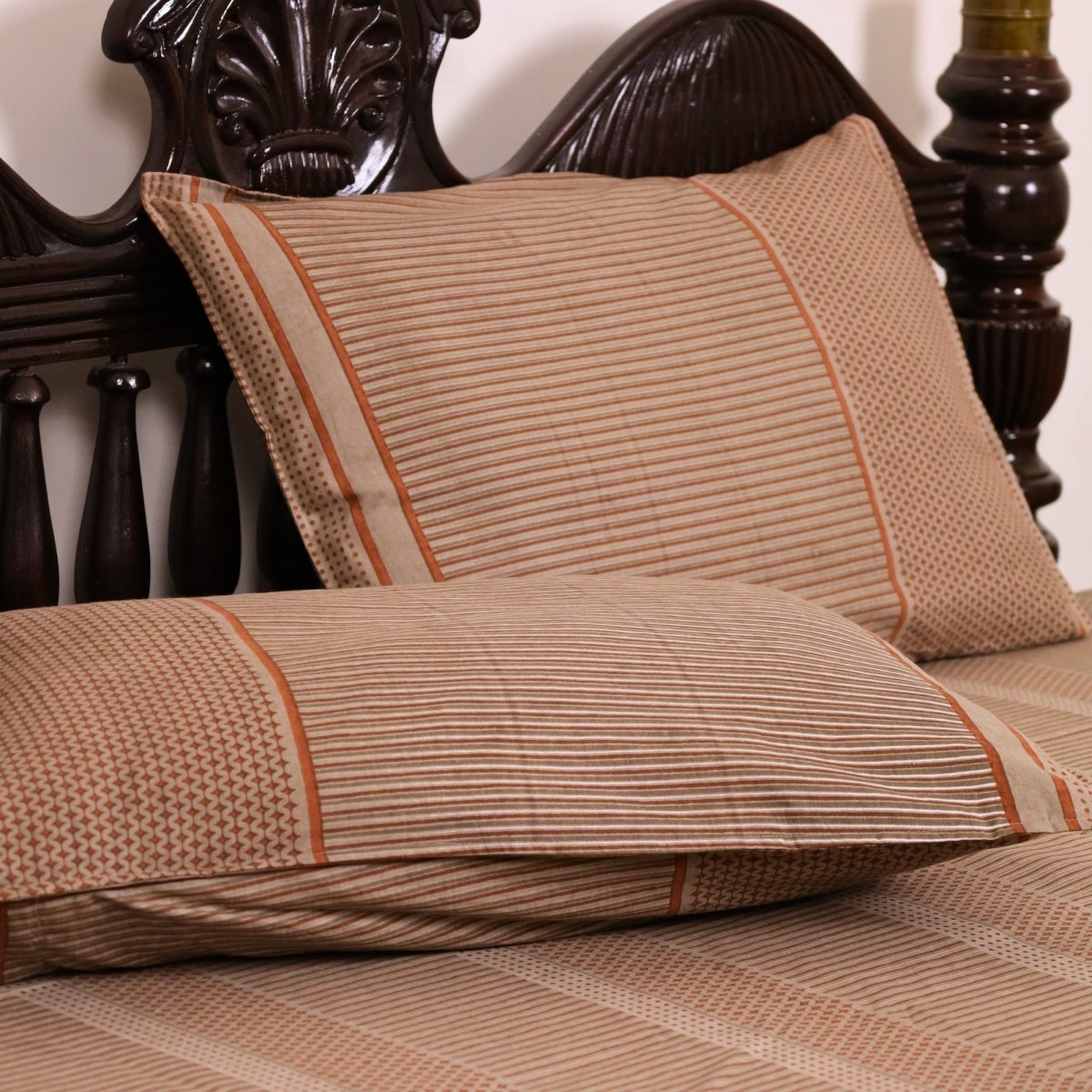 Cotton Bedsheet with Pillow Cover in Textured Taupe and Wine