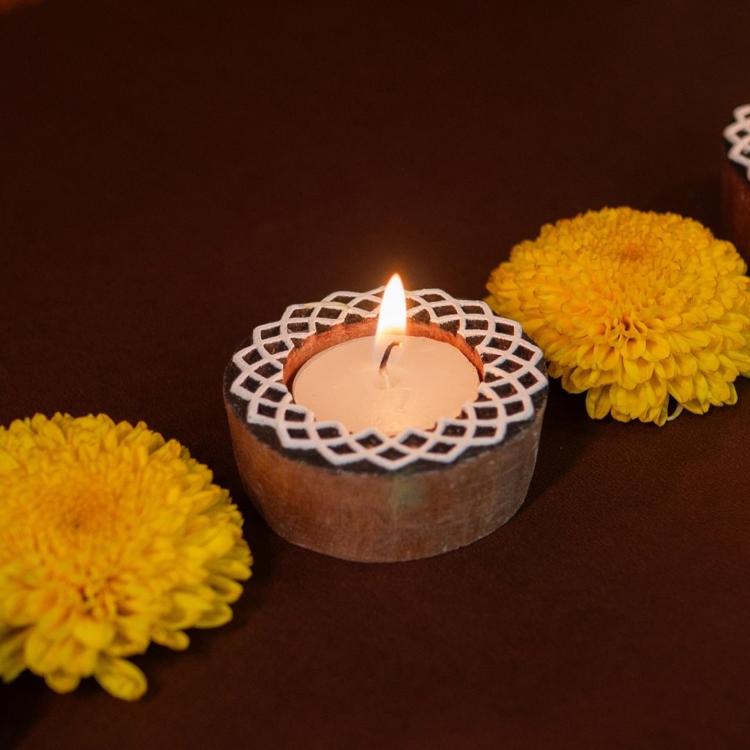 Hand-engraved mango wood diya set with tea lights in white and brown, set of 6, ideal for festive home décor and gifting.