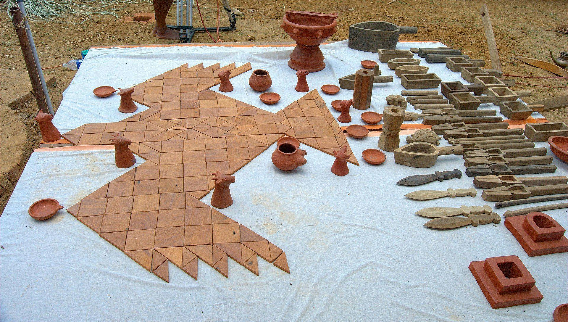 Modern replica of utensils and falcon/eagle shaped altar used for Vedic rituals, from the Kuru period