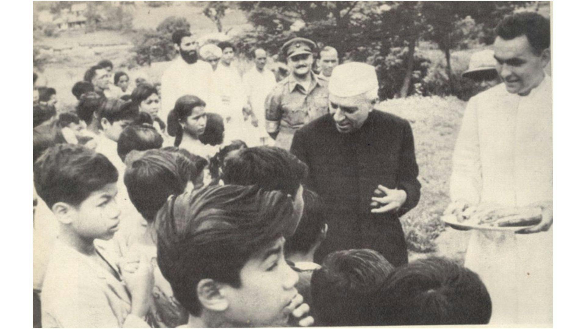 Jawaharlal Nehru hands out sweets to students at Nongpoh in Meghaglaya | Wikimedia Commons