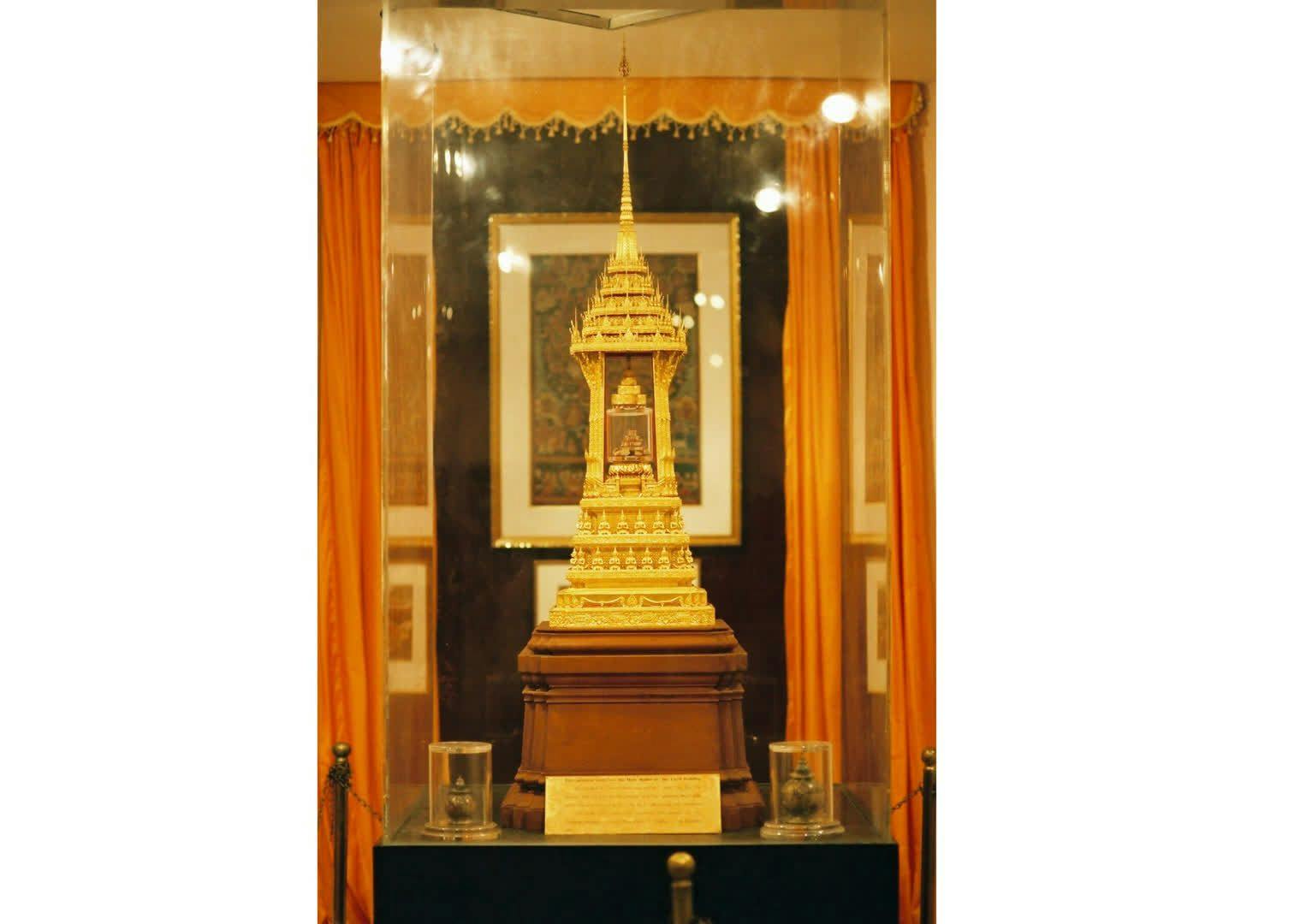 15 a Buddhist_Stupa_containing_relics_of_Buddha,_National_Museum,_New_Delhi