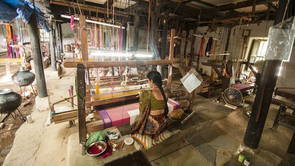 Women weaving Maheshwari saris