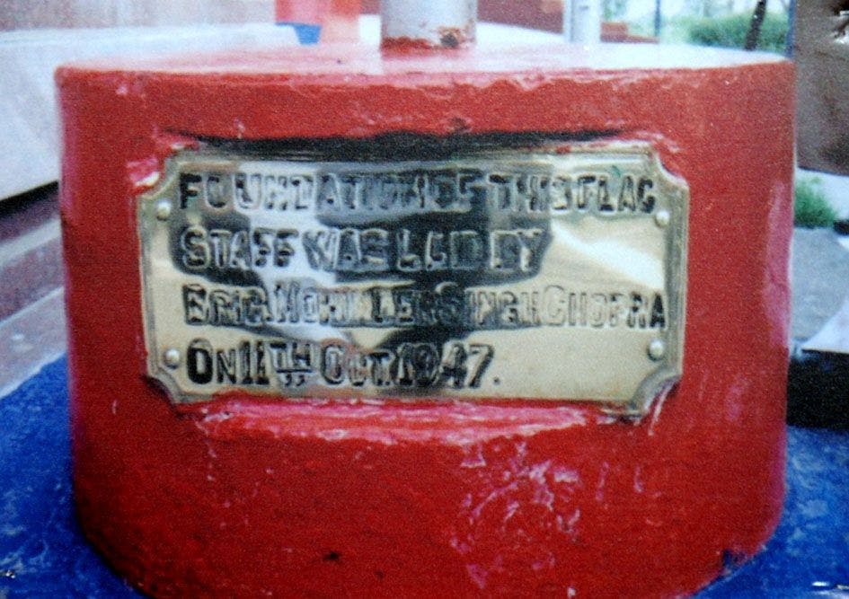 Brass plate commemorating the establishment of border