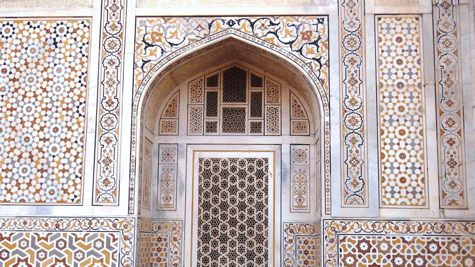 Inside Itmad-ud-Daula