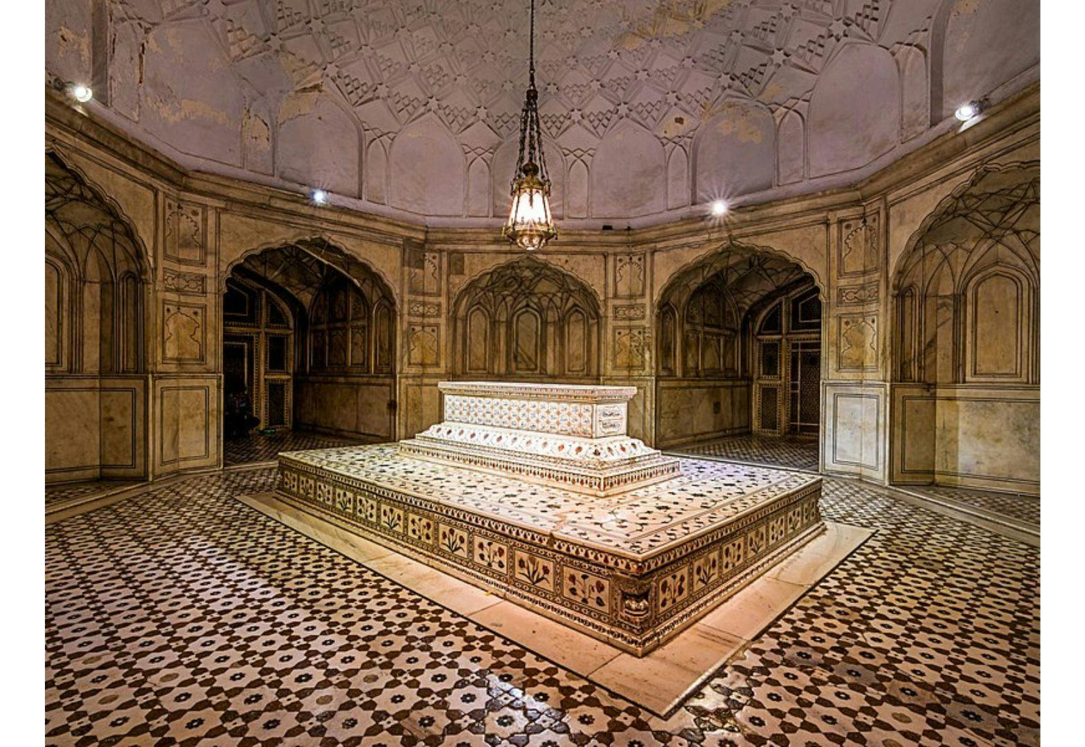 In the centre of the tomb is Emperor Jahangir’s grave, also decorated with marble inlay | Wikimedia Commons
