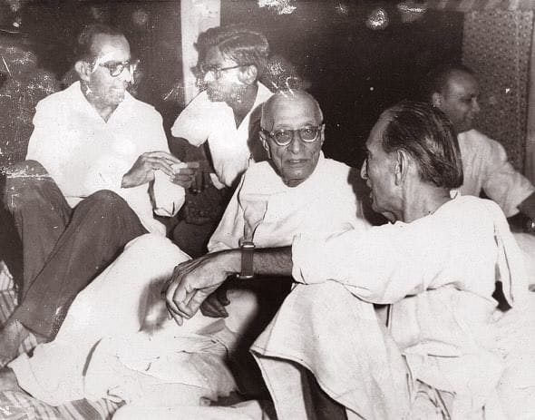 Rajaji with J B Kripalani (right) and Minoo Masani (extreme left)