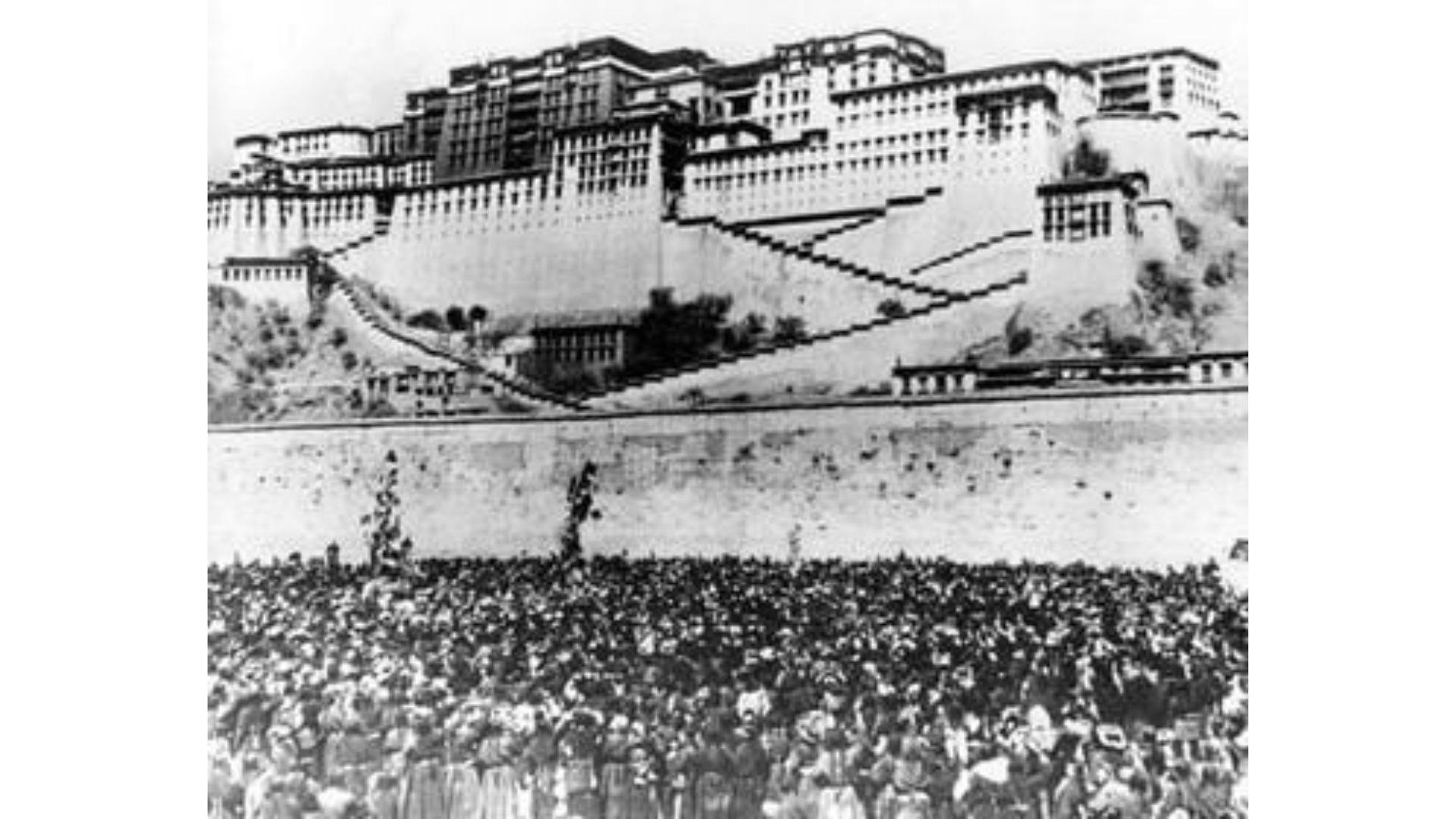 Women protesting in front of Potala Palace during the Tibetan Uprising | Wikimedia Commons