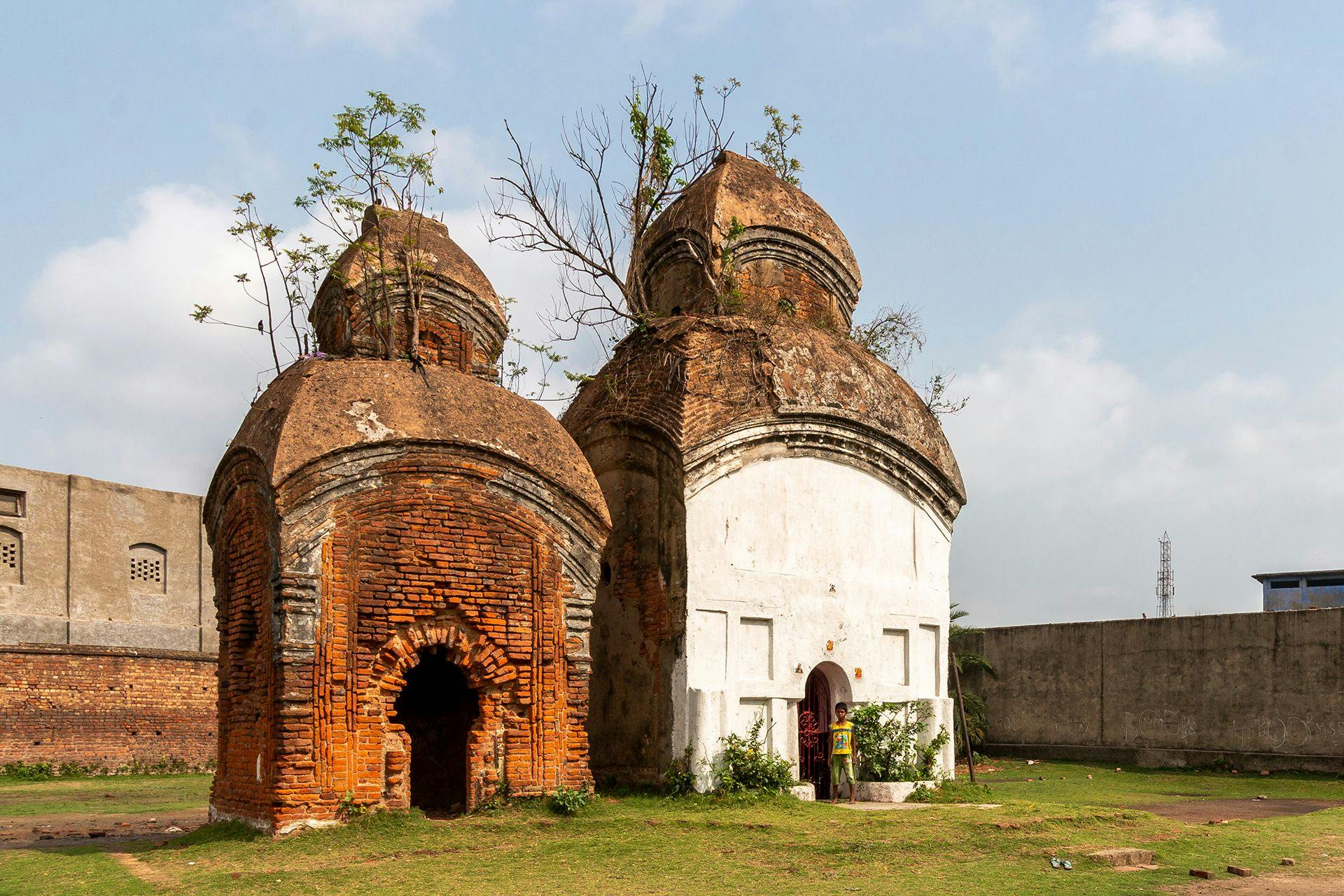 Bhot Bagan More tombs