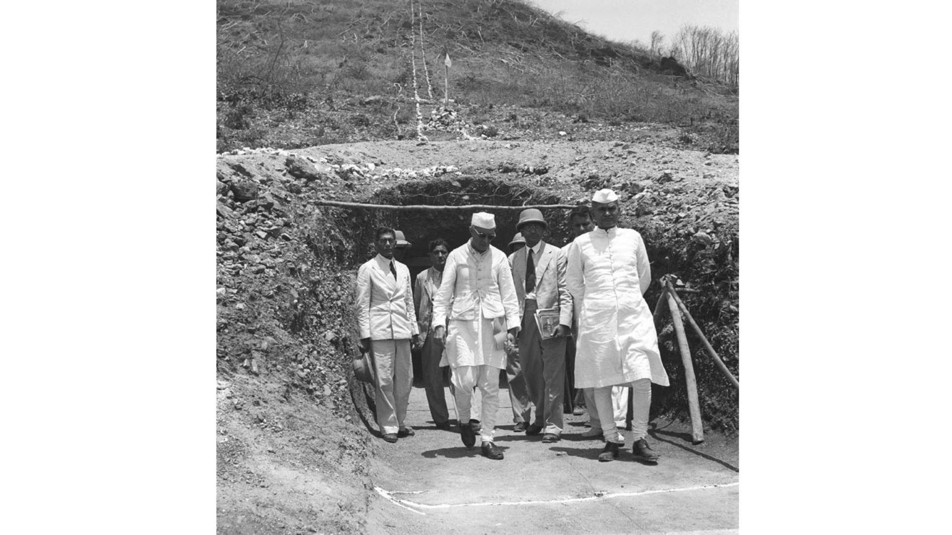 Prime Minister Jawaharlal Nehru visits workshops and laboratories at the Campsite Hirakud Dam | Wikimedia Commons