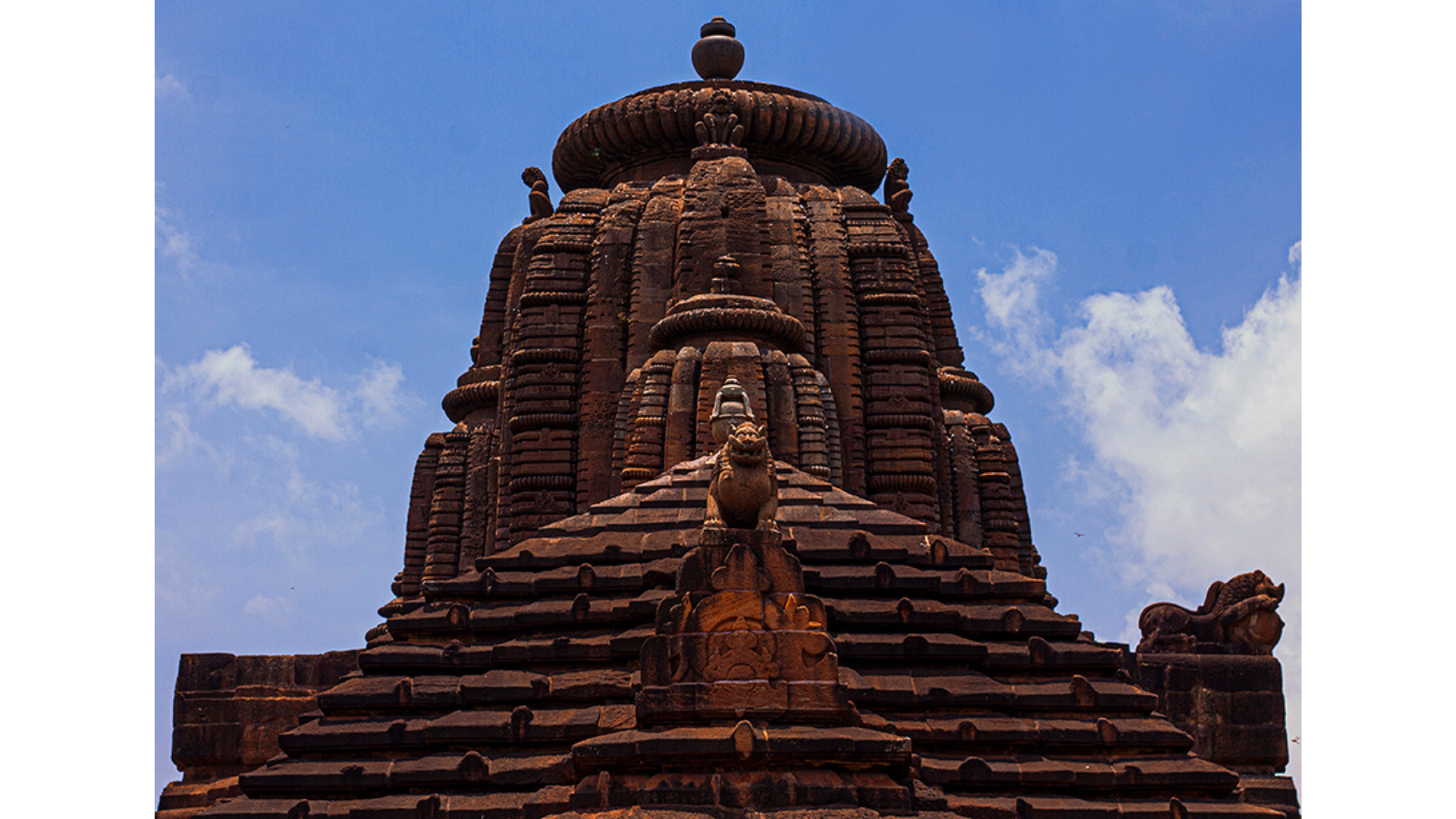 A lion guarding the entrance from atop the pyramidal jagamohana
