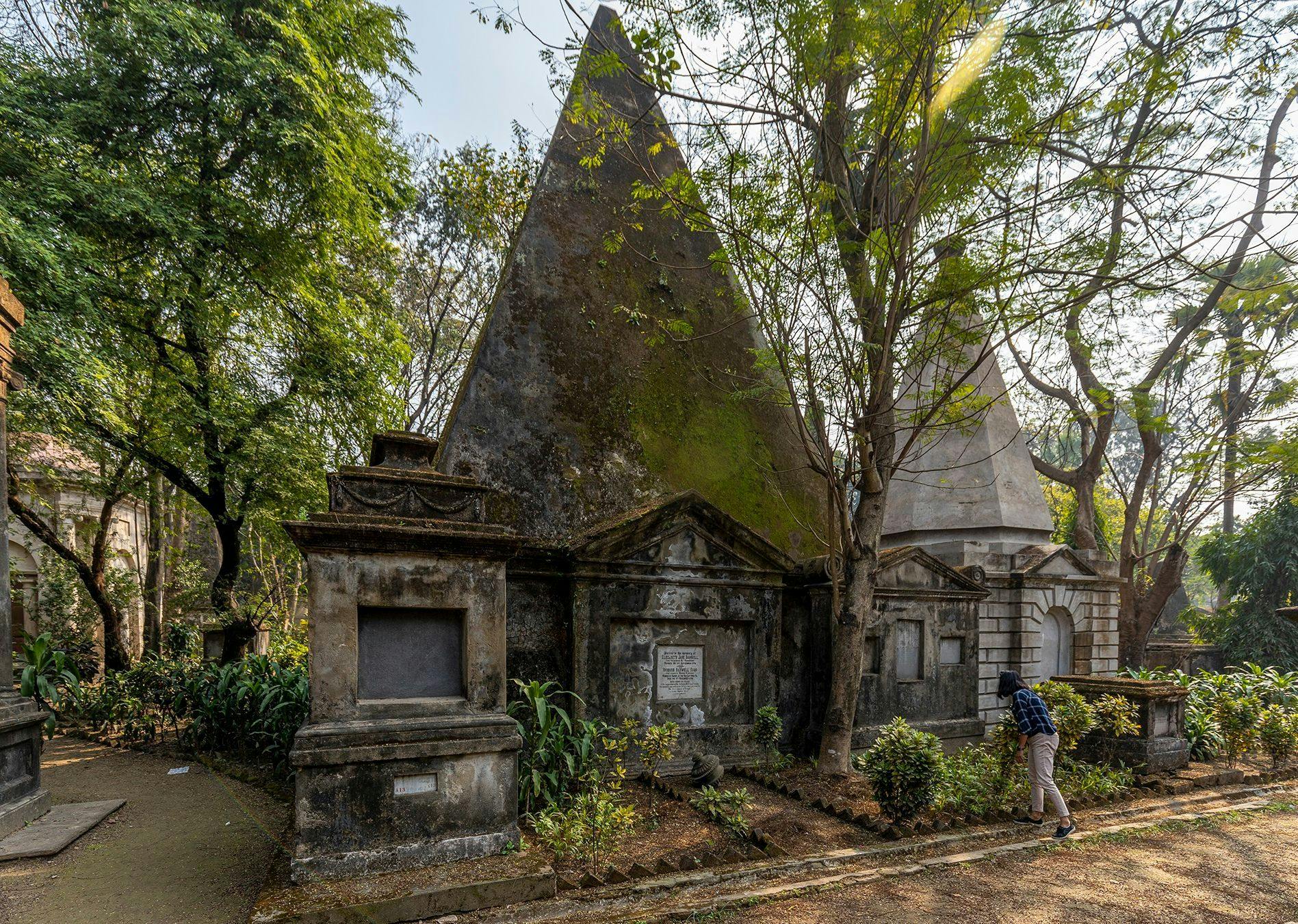 Tomb of Elizabeth Jane Barwell &#8211; the most beautiful girl in Calcutta