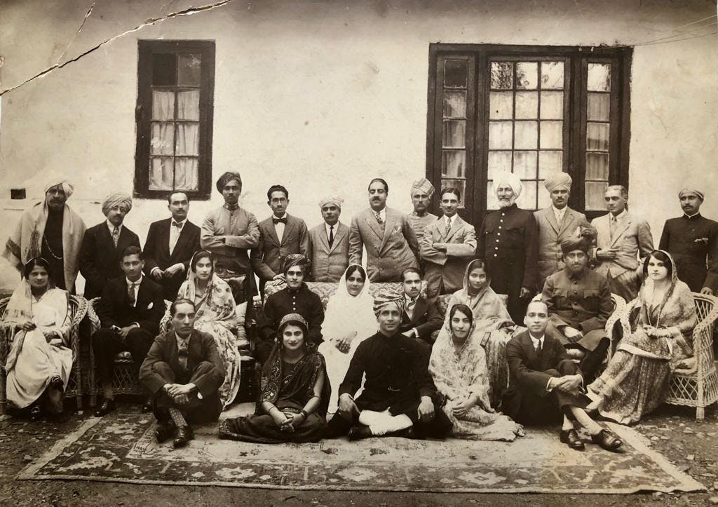 Rajabagh Palace in Calcutta, Keshab Chandra Sen family and members of the Bhanj Deo family. Person sitting in the centre in white sari is Sucharu Devi.