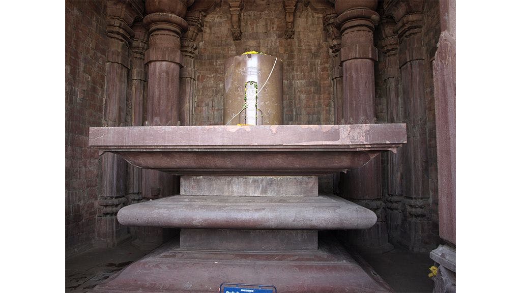 The lingam, on a platform made of three limestone blocks superimposed on each other.