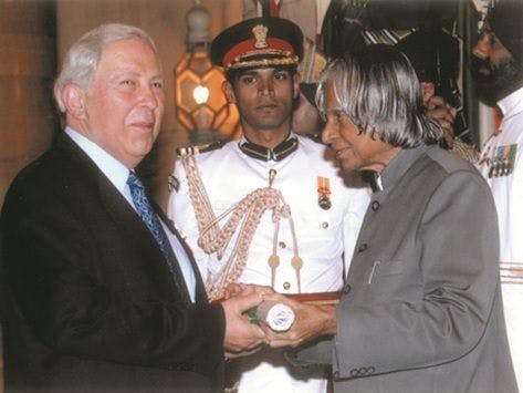 Yusuf Hamied receiving the Padma Bhushan from the then Indian President A.P.J. Abdul Kalaam in 2005