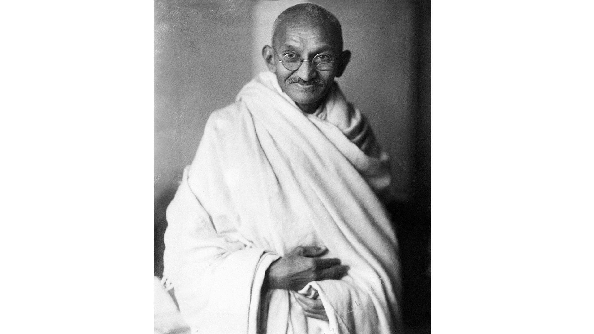 Mahatma-Gandhi,_studio,_1931