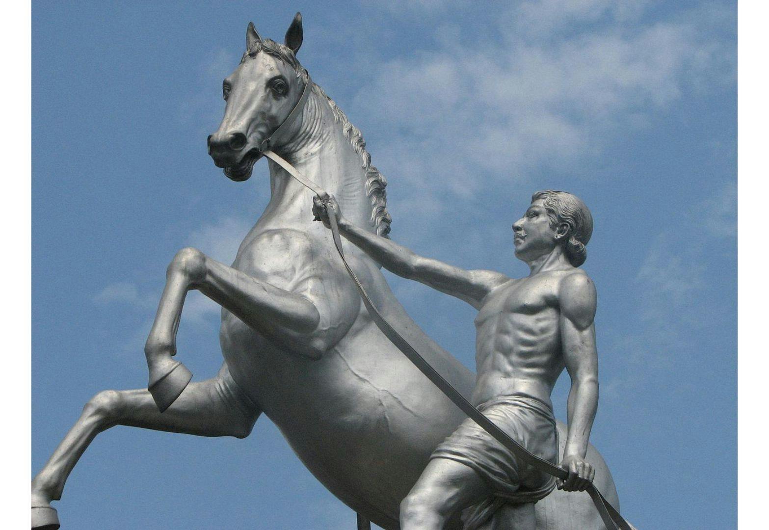 Statue of Vallavaraiyan Vandiyadevan | Wikimedia Commons