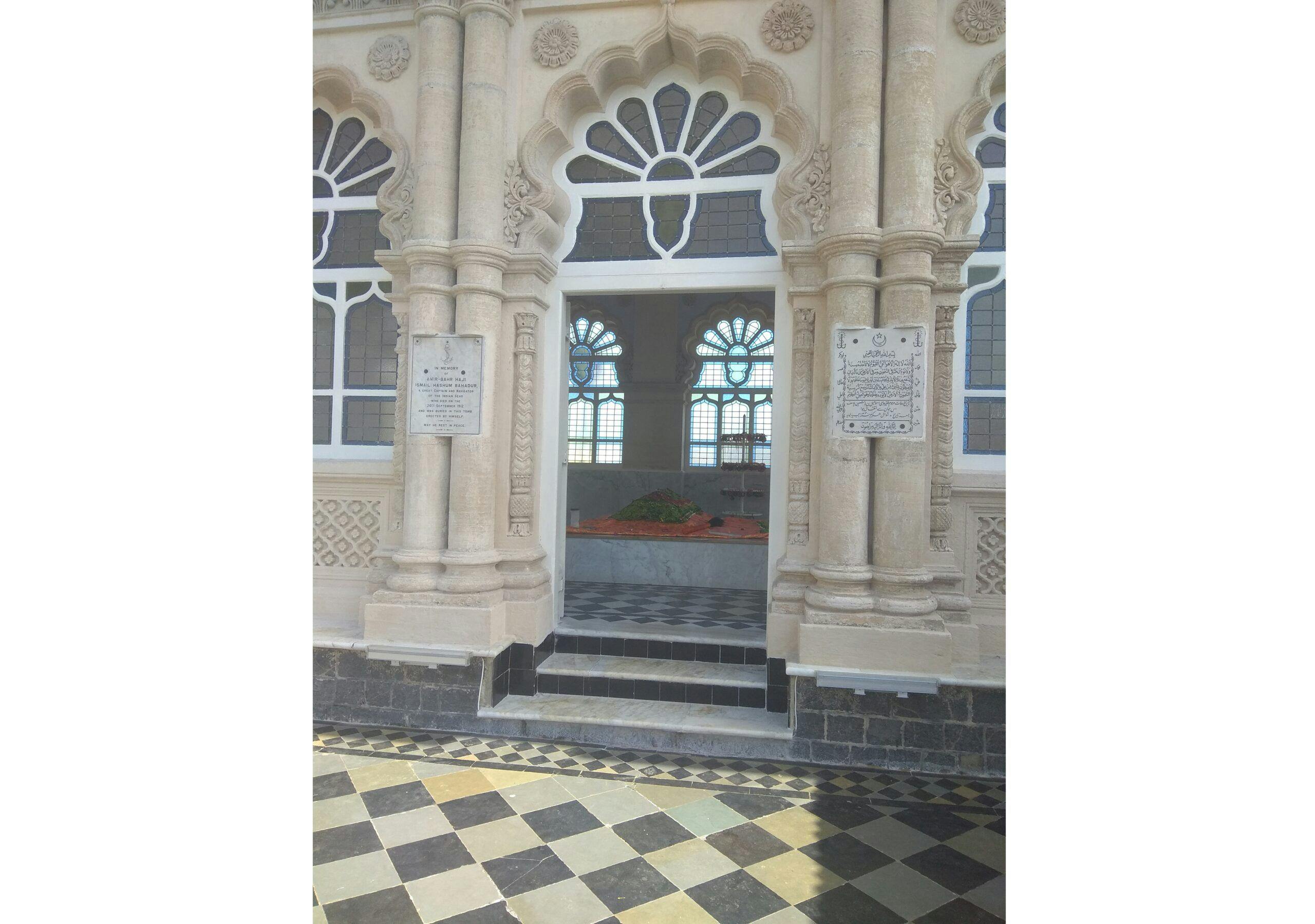 The entry to the Dargah 