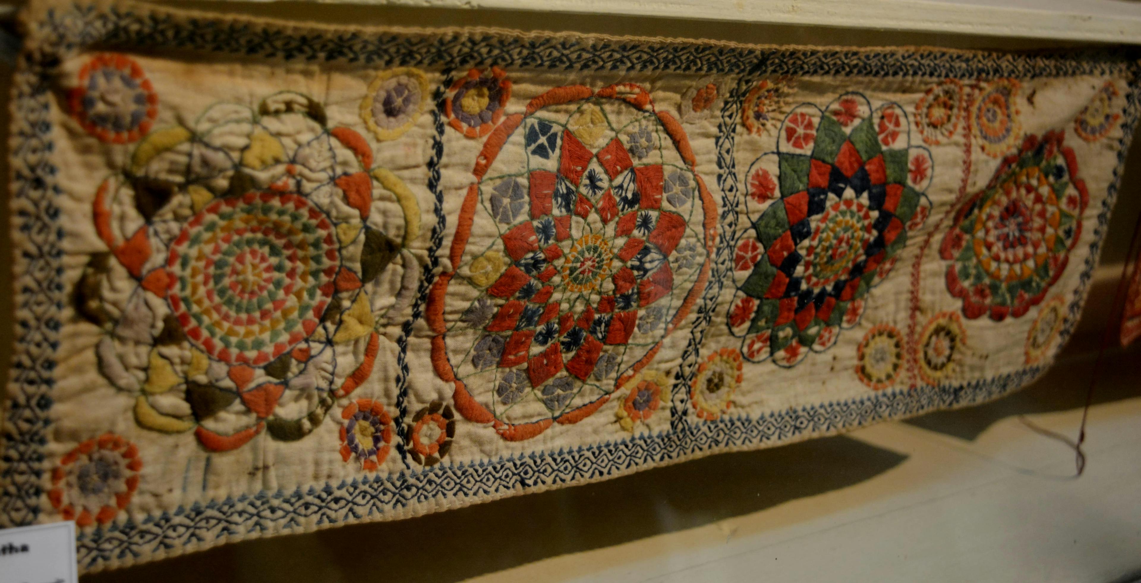 Arshilata Kantha, used to keep mirrors and comb