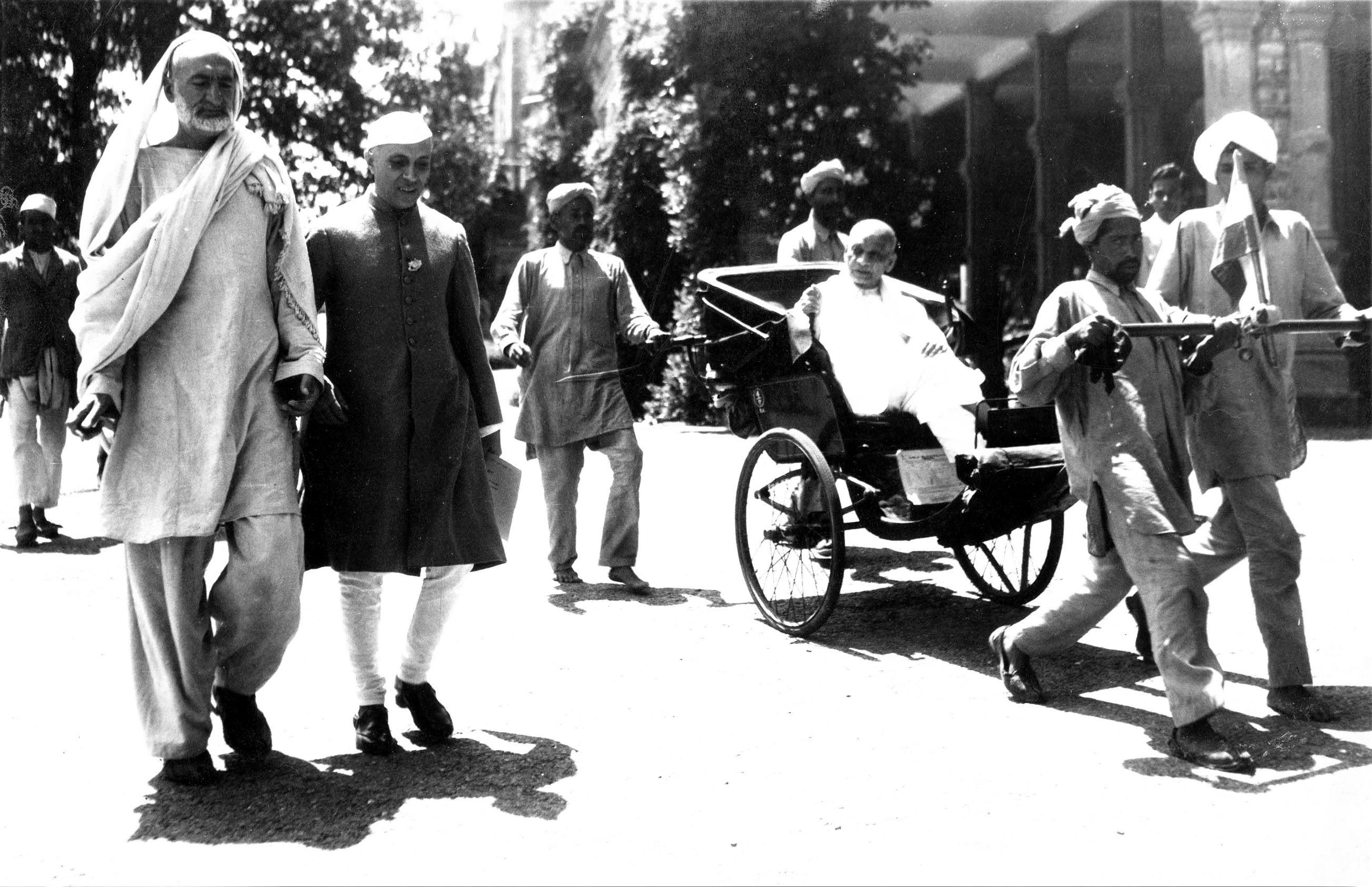 Khan walking with Jawaharlal Nehru, 1946