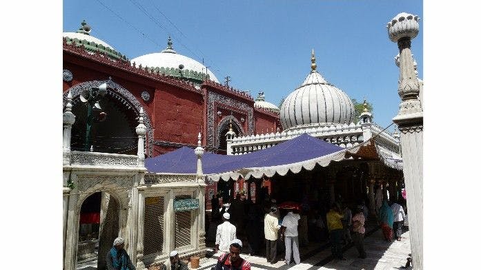 Jahanara’s tomb (left), Nizamuddin Auliya’s tomb (right) and Jama’at Khana Masjid (background), at Nizamuddin Dargah complex