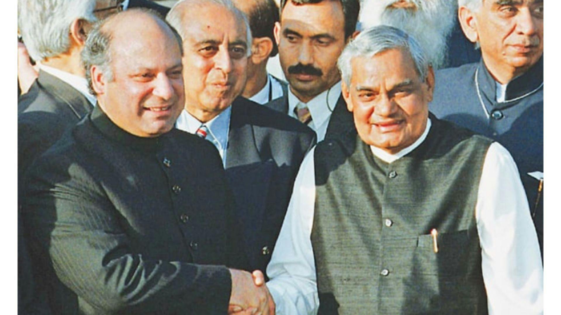  PM Atal Bihari Vajpayee with Pakistani counterpart Nawaz Sharif at the Wagah border | Dawn