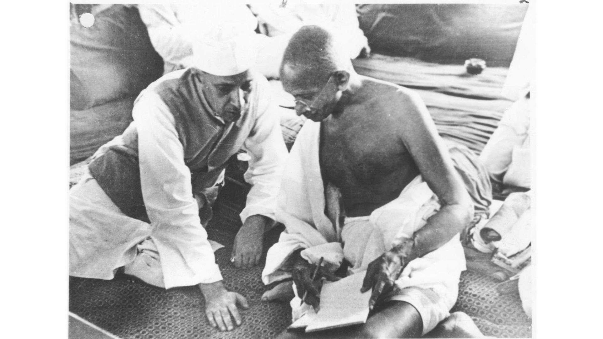 Gandhi discussing the Quit India movement with Nehru