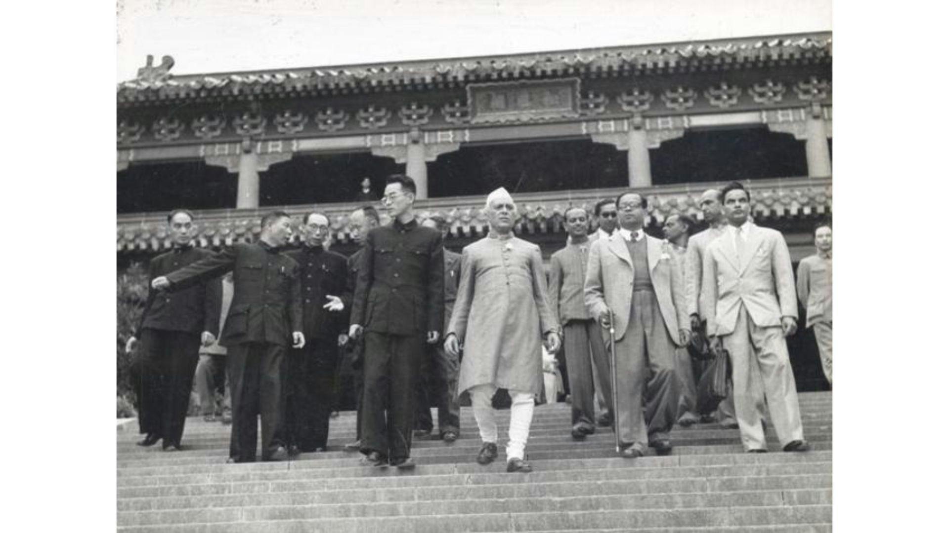 Jawaharlal Nehru’s visit to the Temple of Ling-Kou at Nanking | Wikimedia Commons