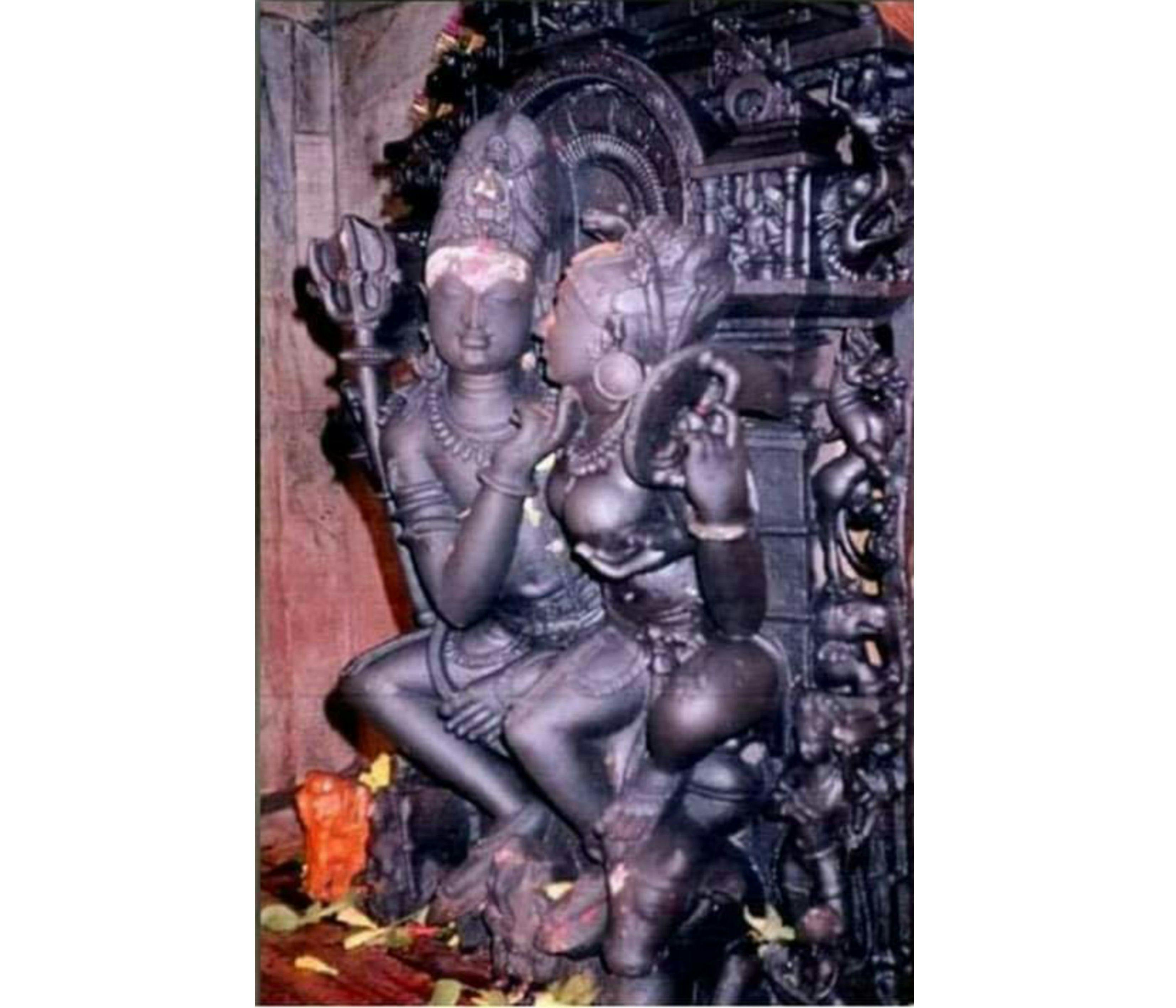 11th-century Shiva-Parvati statue without shringaar