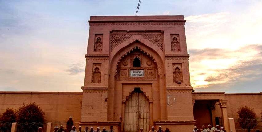 The red gateway of the Lal Darwaza Masjid