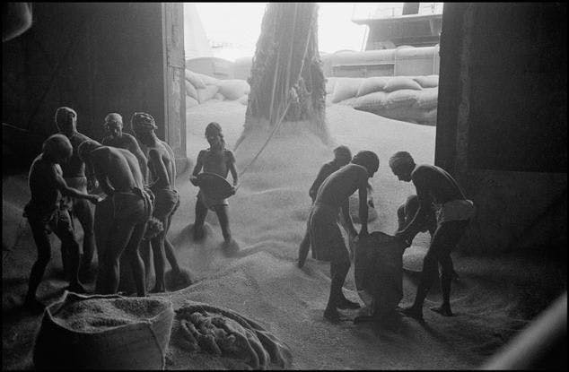 The port of Calcutta. Unloading corn sent by foreign countries to help India's famine stricken areas