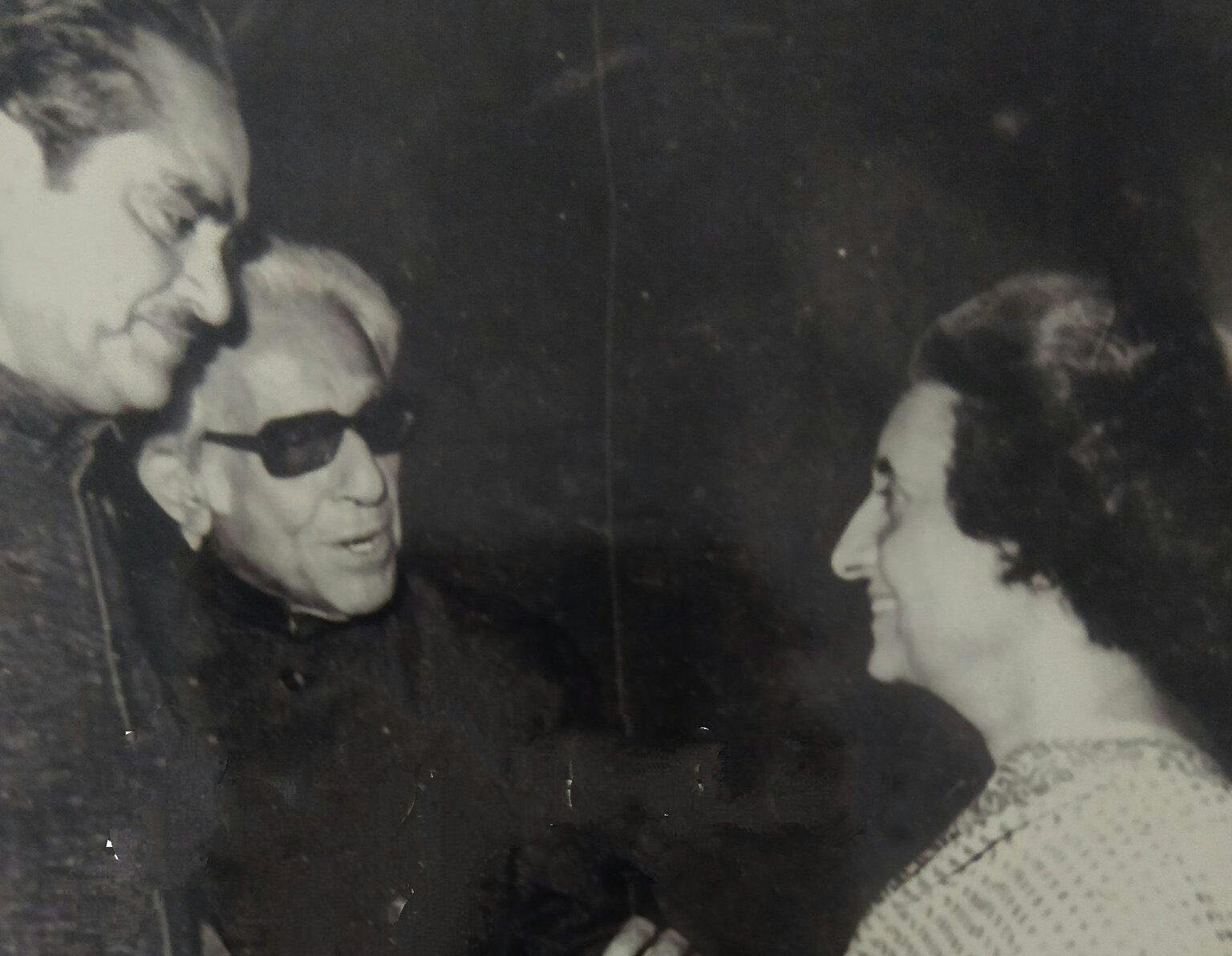 Harindranath Chattopadhyay (centre) with Indira Gandhi