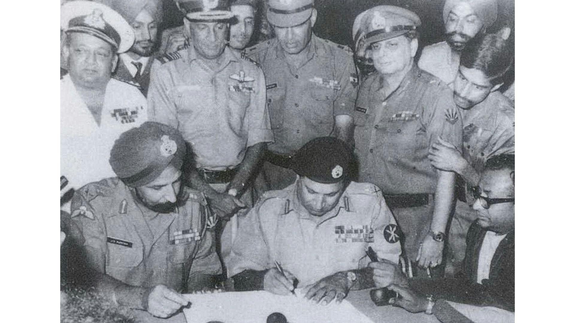 A.A.K. Niazi and Jagjit Singh Aurora sign the instrument of surrender in Dhaka | Wikimedia Commons