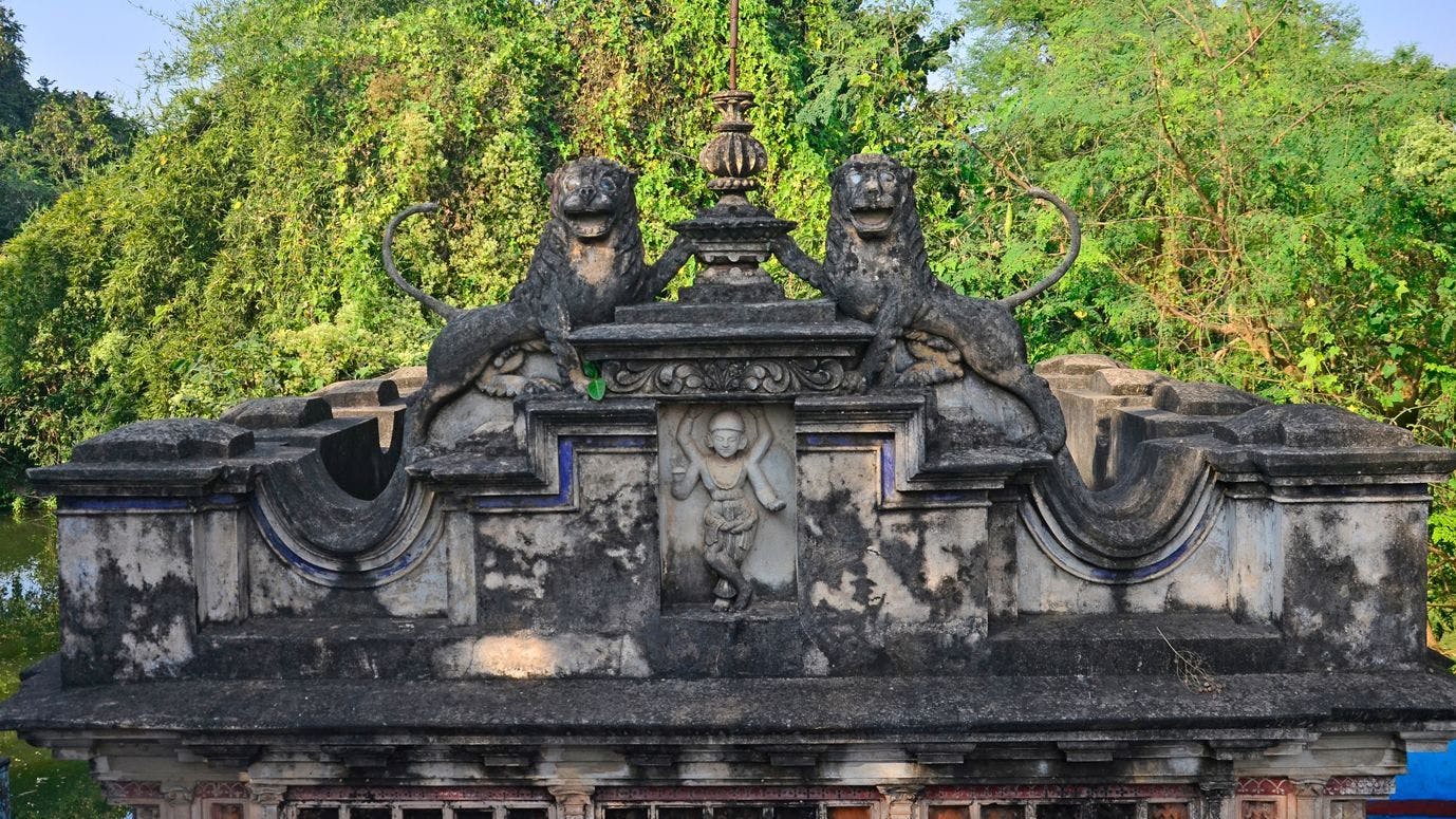 Anantdev temple, stucco-built lions