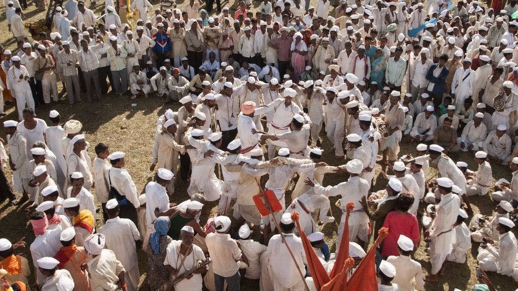 Pilgrims performing ringan