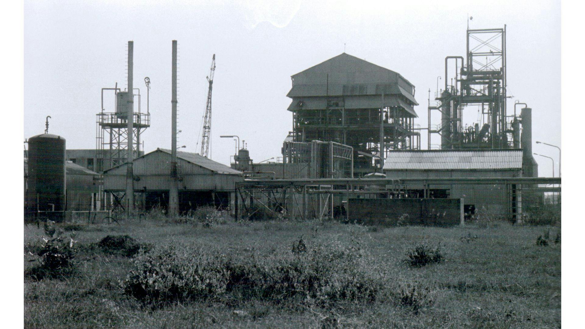 Union Carbide pesticide factory, Bhopal, India, 1985 | Wikimedia Commons