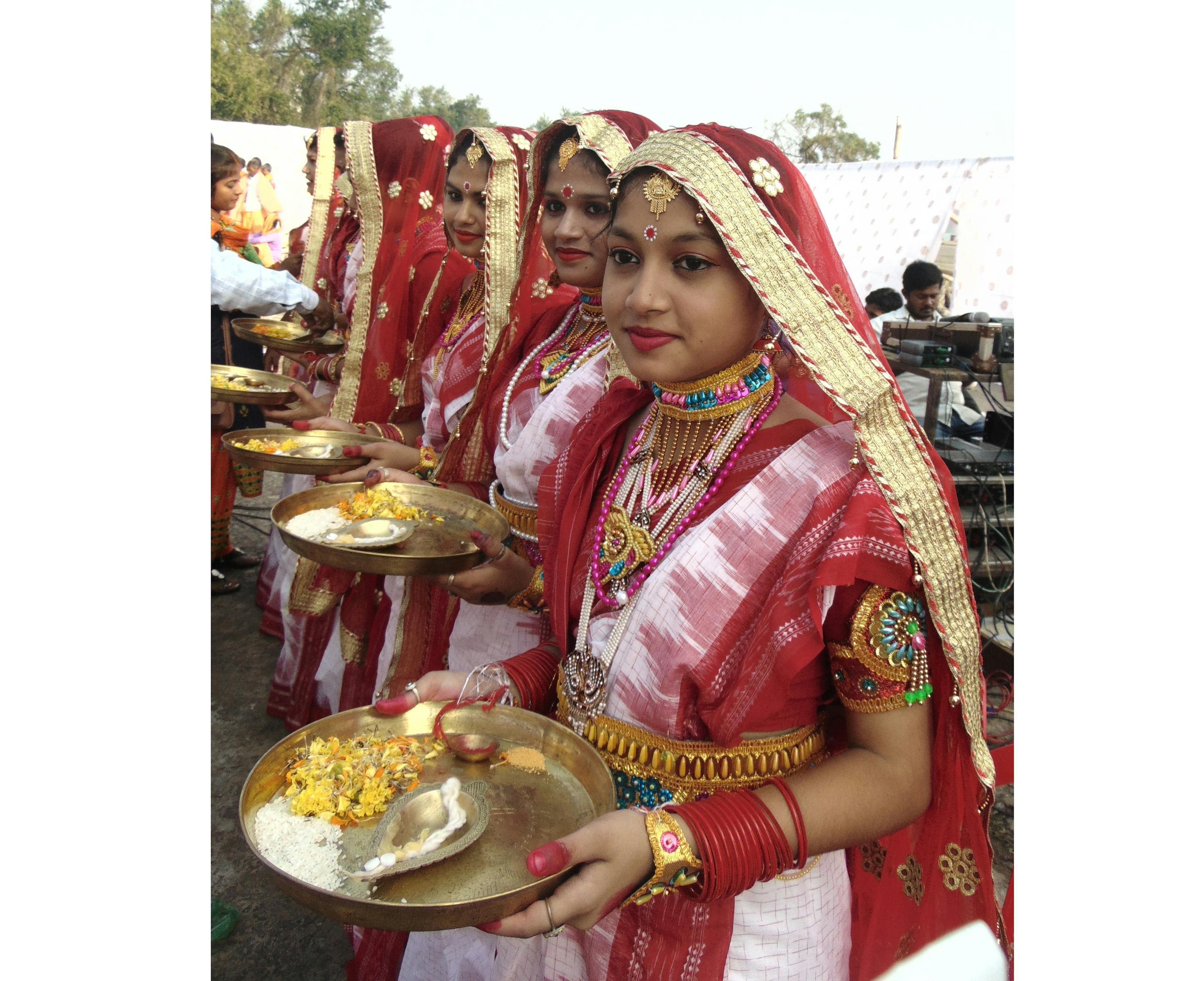 Young girls dressed up as wives of the merchants (sadhavani) bidding farewell to the merchants at Paradeep Port