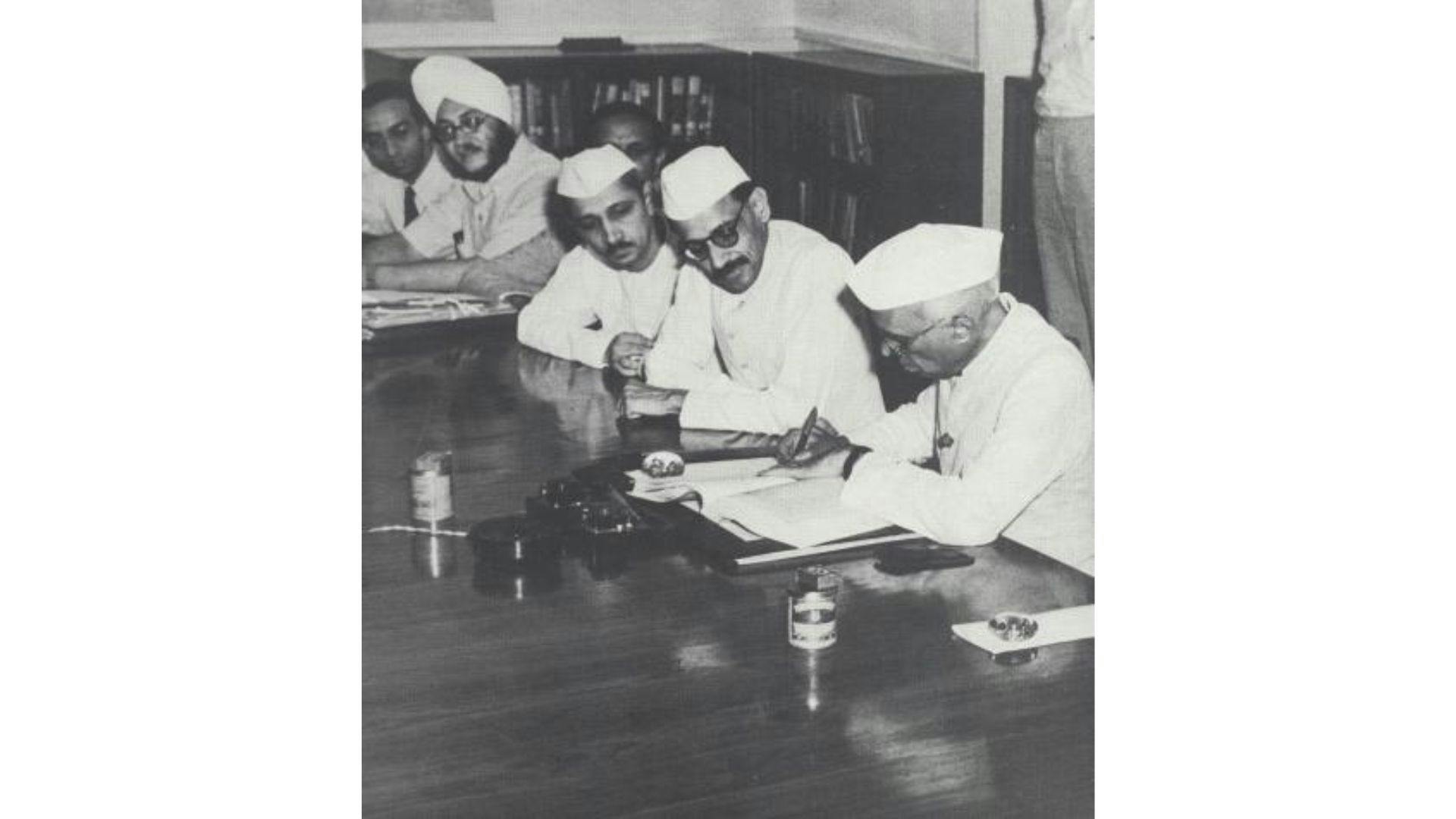 Jawaharlal Nehru signing the report of the Planning Commission on the First Five Year Plan, New Delhi, 7 July 1951 | Wikimedia Commons