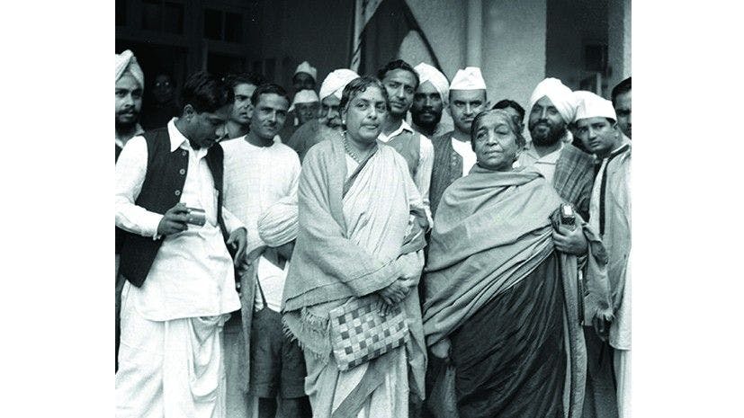 Kamaladevi Chattopadhyay (L) with Sarojini Naidu (R)