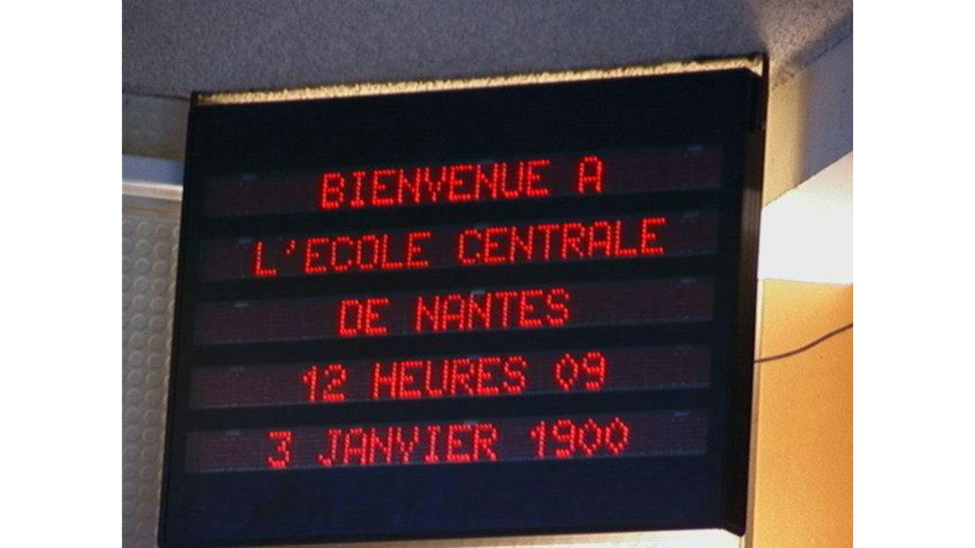An electronic sign at École centrale de Nantes incorrectly displaying the year 1900 on 3 January 2000 | Wikimedia Commons