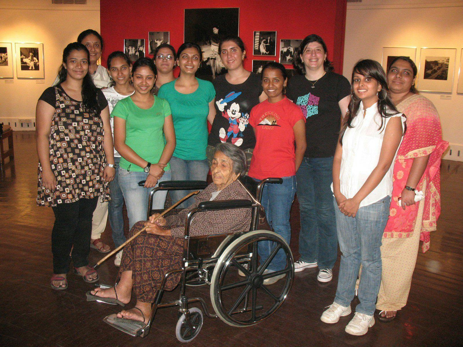Homai with a group of students at her Retrospective Exhibition at NGMA, Mumbai