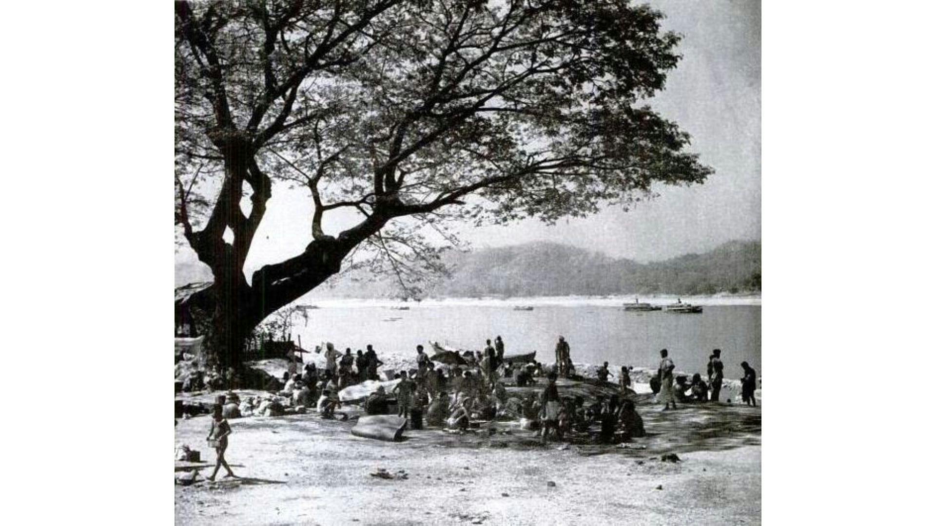 Indian refugees waiting to cross the Irrawaddy River | Wikimedia Commons