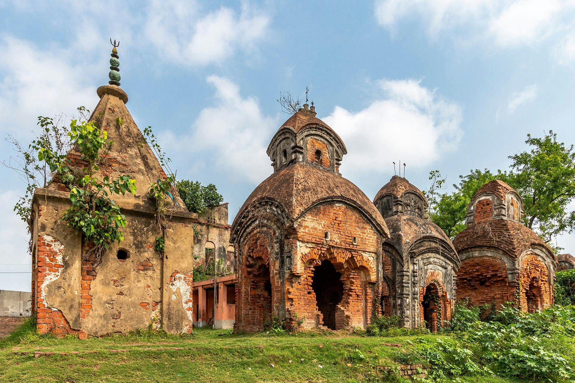 Bhot Bagan More Mahant tombs