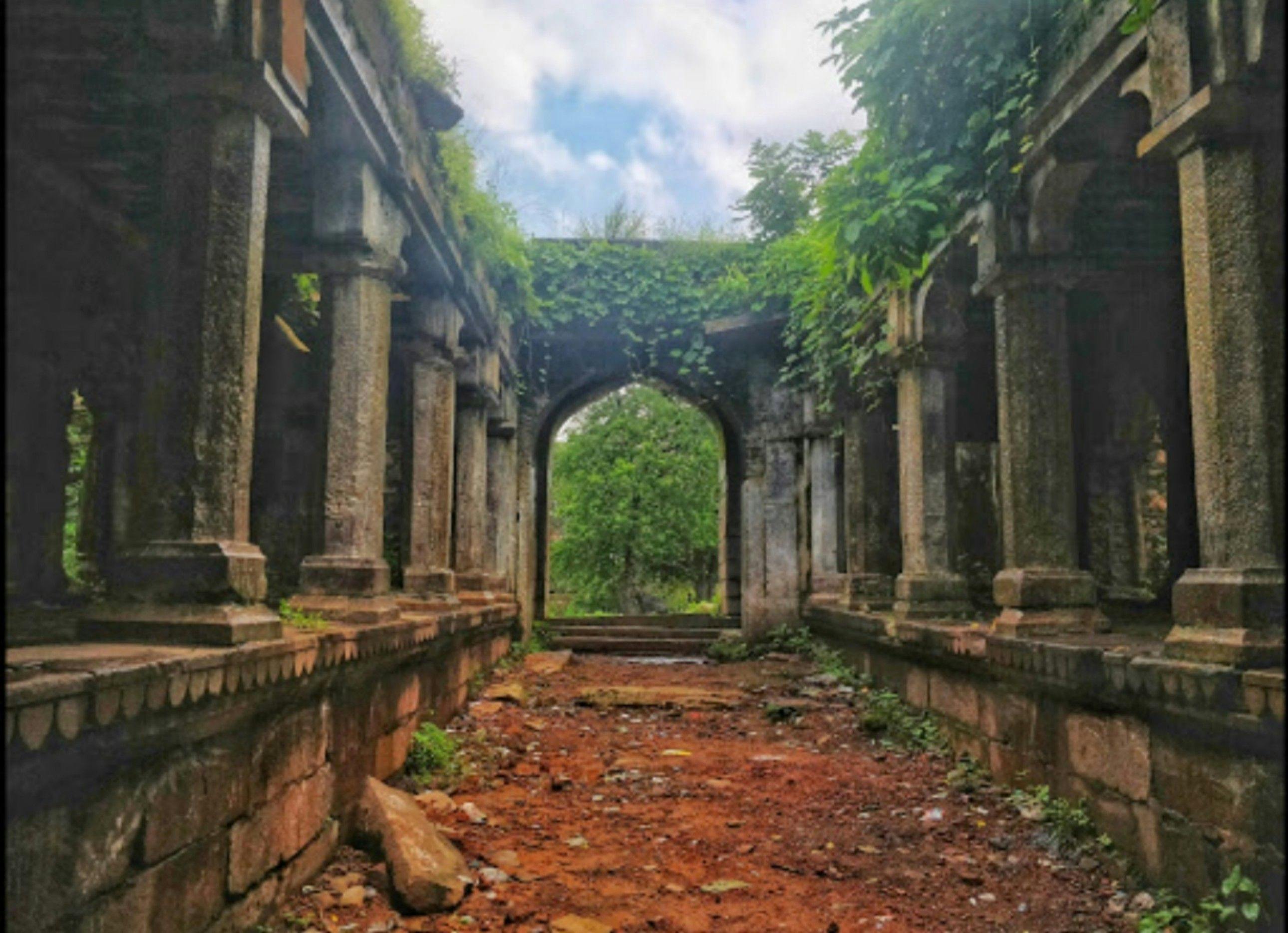 Remains of the Kutchery (court room) in Vijaygarh Fort