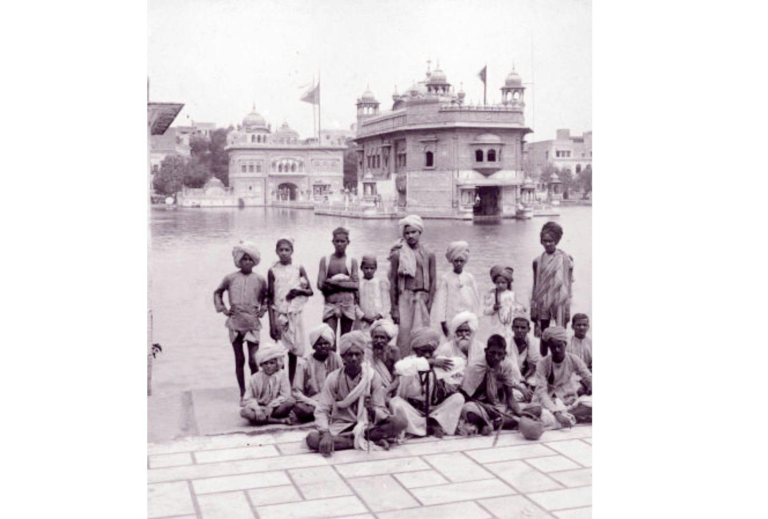 Students of a school in the Harmandir Sahib complex which continued until the colonial period