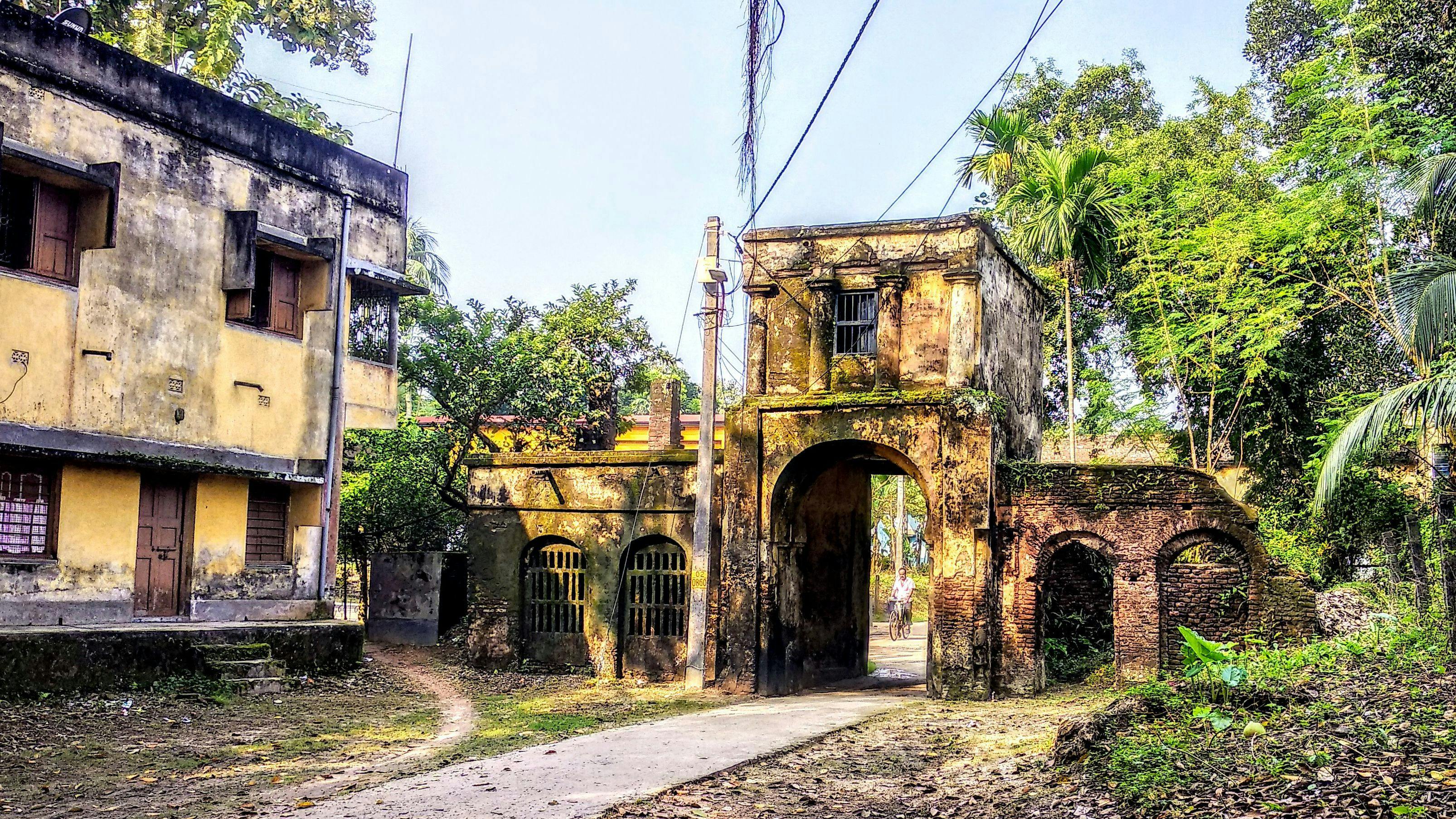 The arched gateway of the Mitra Mustafi family in Ula-Birnagar is a mute witness to the glory days