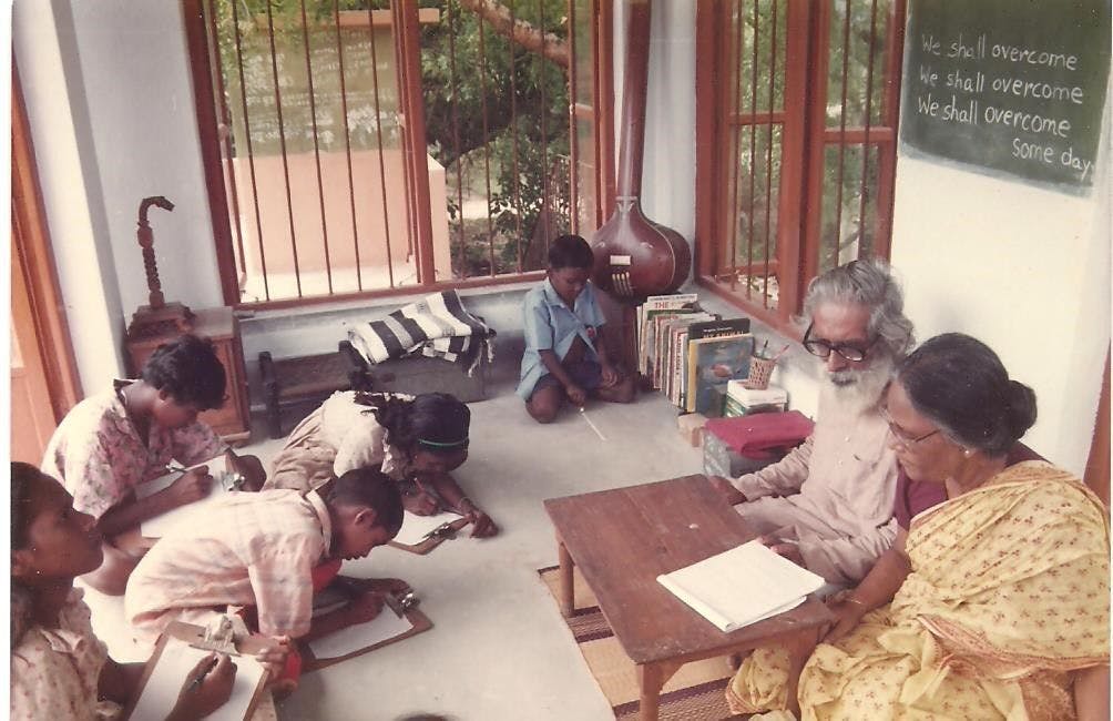 Mela Mesha r Pathashala &#8211; inclusive informal school run by Dr Surajit Sinha and Dr Purnima Sinha at their residence in Shantiniketan