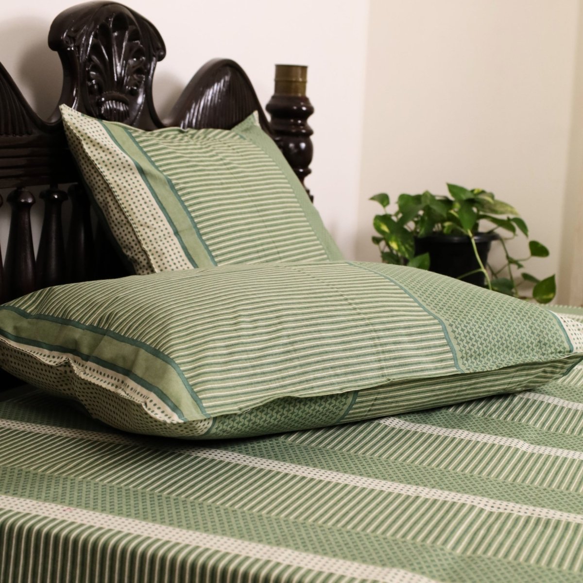 Fern Green & Off White Pure Cotton Textured Bedsheet | Queen and King Size | Handprinted
