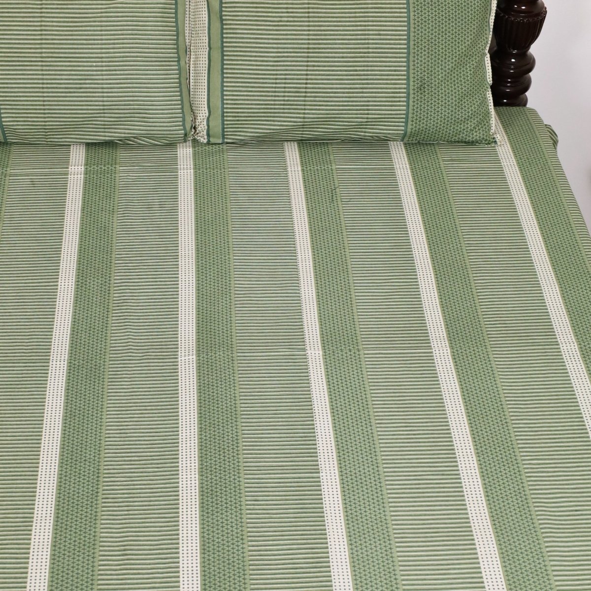 Fern Green & Off White Pure Cotton Textured Bedsheet | Queen and King Size | Handprinted