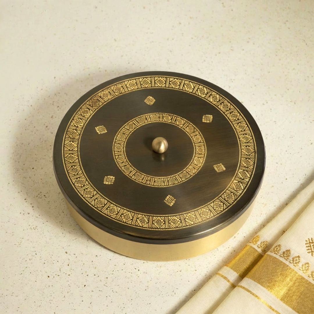 Kitchen masala box or spice box made with Pure Brass in an Antique Kanjeevaram Design. The masala box comes with 7 detachable containers and spoon